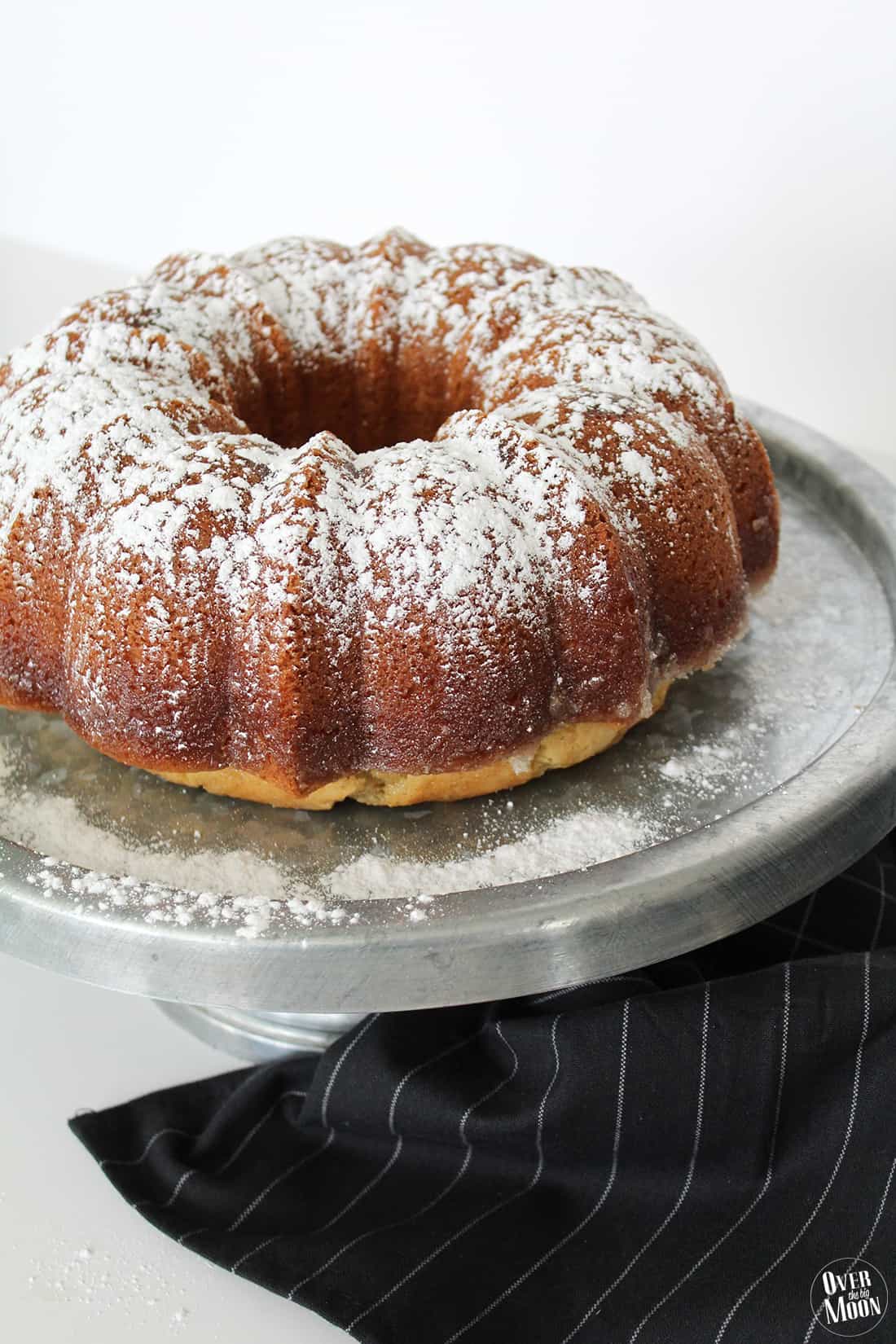 Old Fashioned Butter Bundt Cake -- overthebigmoon.com